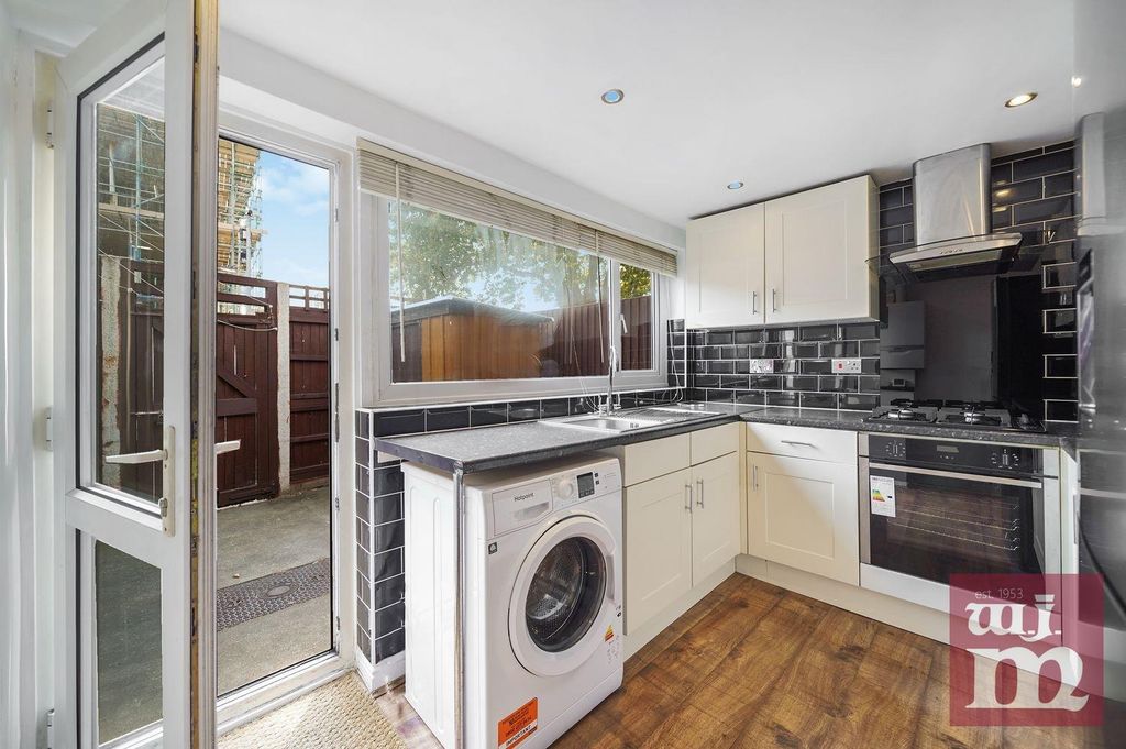 Property photo 3 of 12 Kitchen