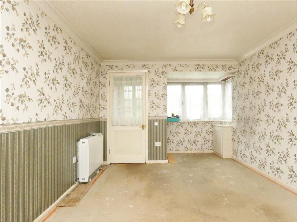 Property photo 3 of 10 Lounge