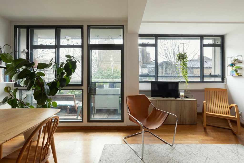 Property photo 2 of 12 Keeling House E2