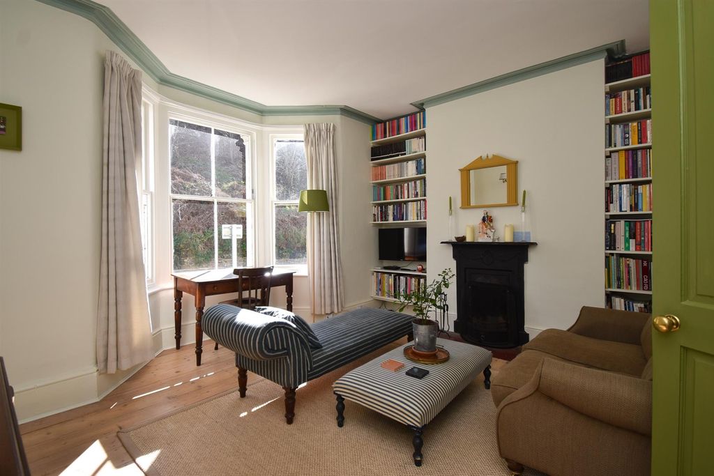 Property photo 1 of 19 Living Room