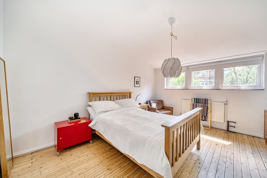 Property photo 2 of 19 Bedroom