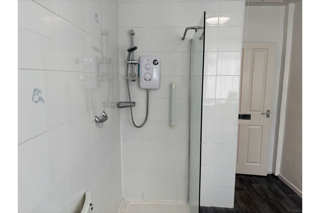 Property photo 2 of 11 Bathroom