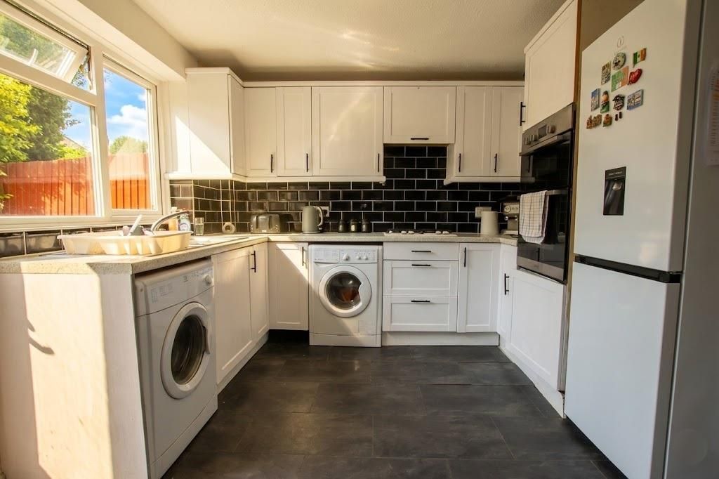 Property photo 3 of 8 Kit.Jpg