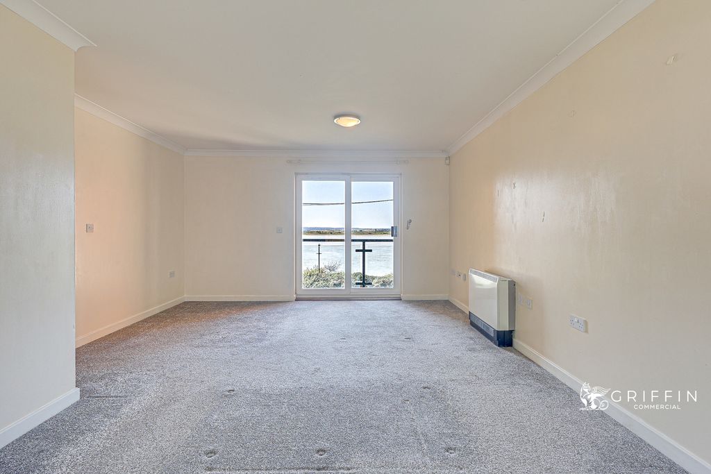 Property photo 2 of 12 Img1917Img1921