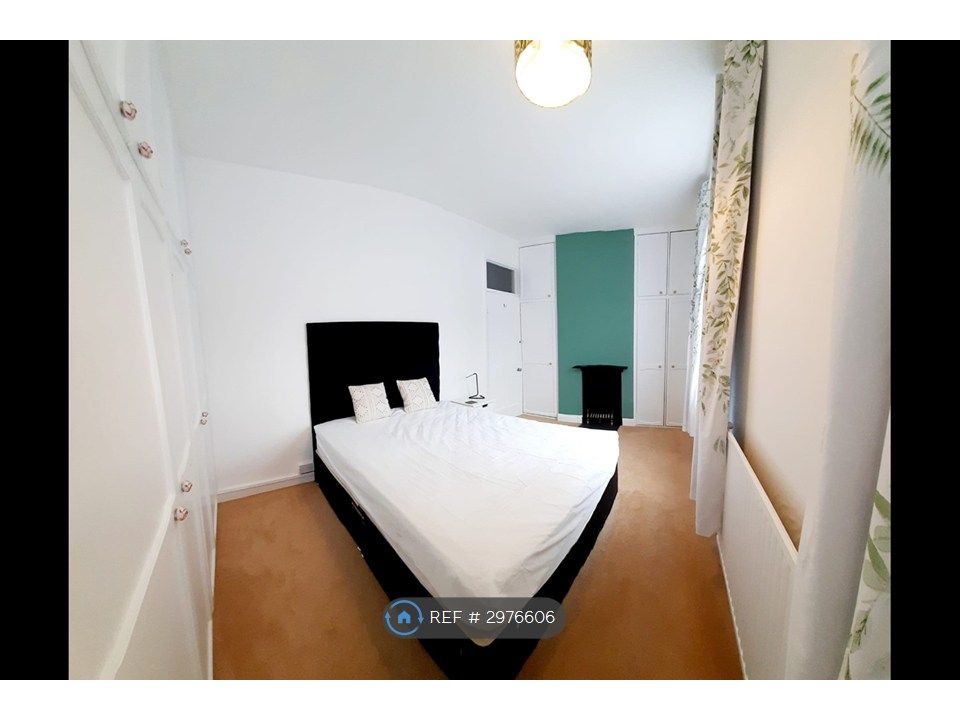 Property photo 3 of 6 Green Bedroom 3