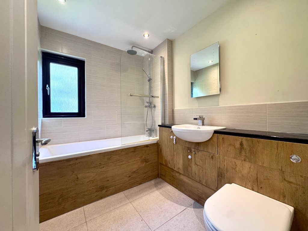 Property photo 3 of 20 Family Bathroom