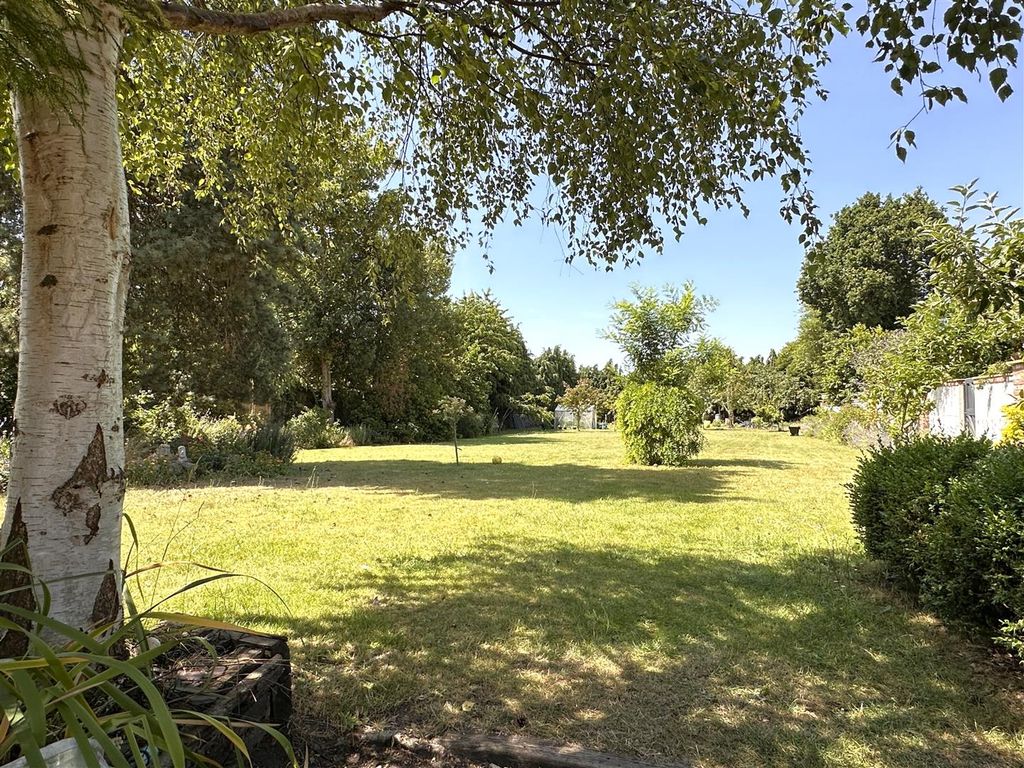 Property photo 3 of 33 Generous Private Garden 050