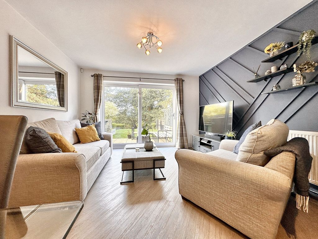 Property photo 3 of 16 Lounge