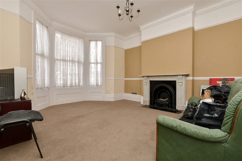 Property photo 2 of 19 Lounge