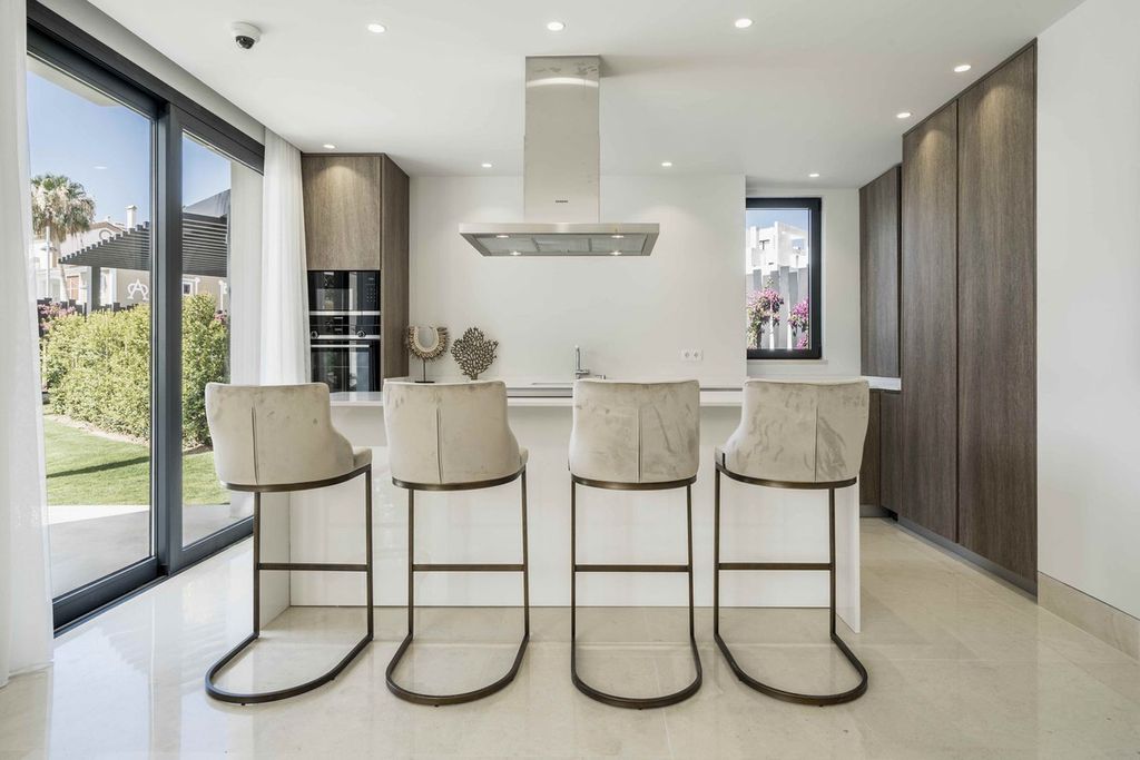 Property photo 3 of 47