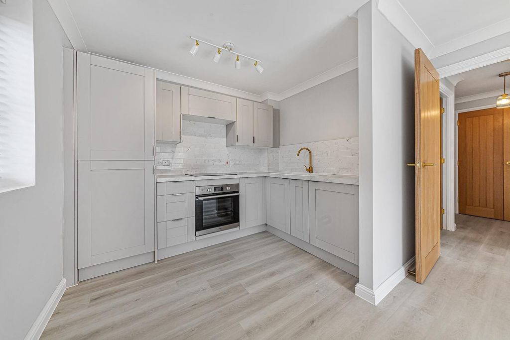 Property photo 2 of 6 10 Cameron Square, Cr4-4.Jpg