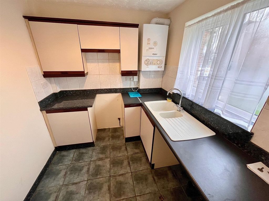 Property photo 3 of 10 Kitchen