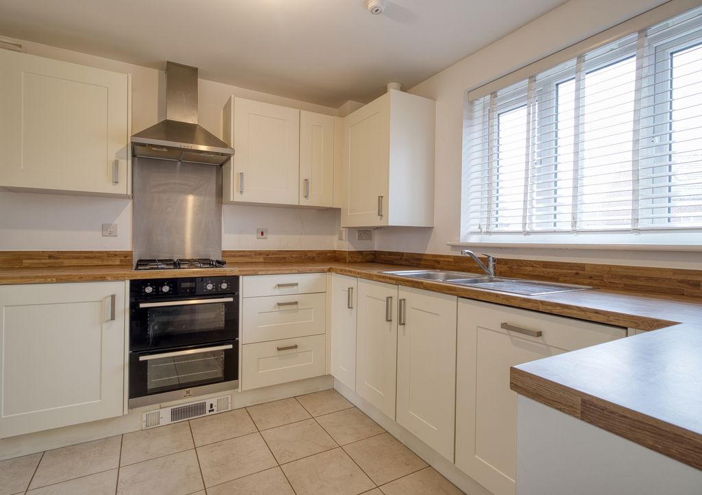Property photo 2 of 10 Kitchen - Ewemove Swindon South