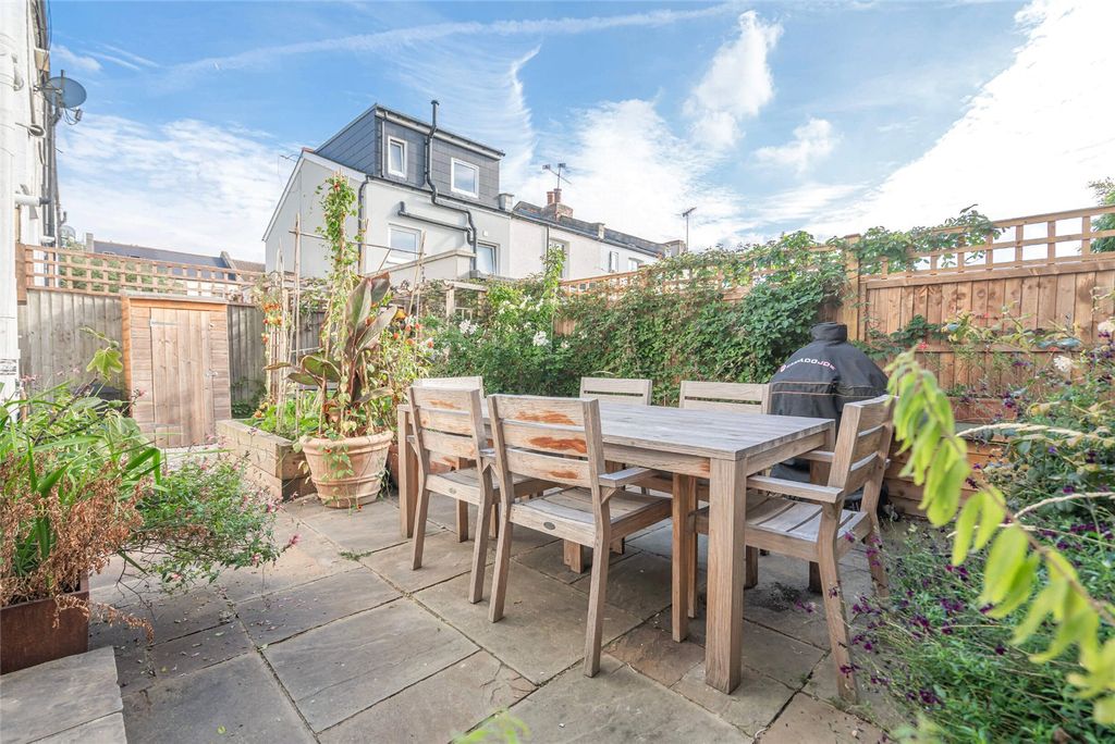 Property photo 3 of 22 Garden A