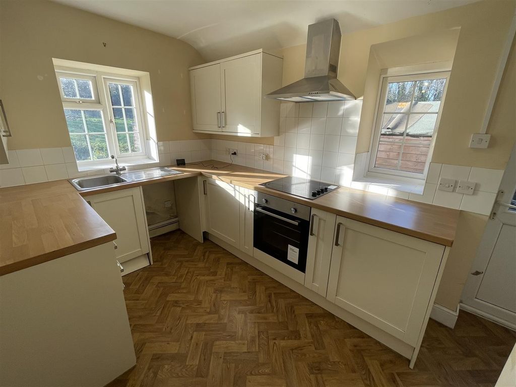 Property photo 2 of 10 Kitchen
