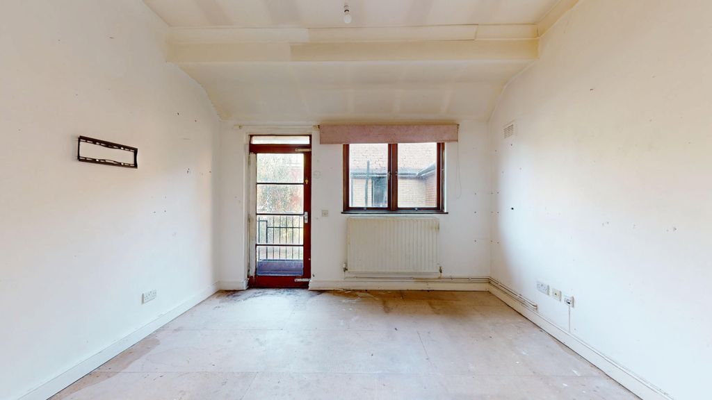 Property photo 2 of 12 Flat 4, 245/249 Cavendish Road, Balham, London, Sw12 0Bp