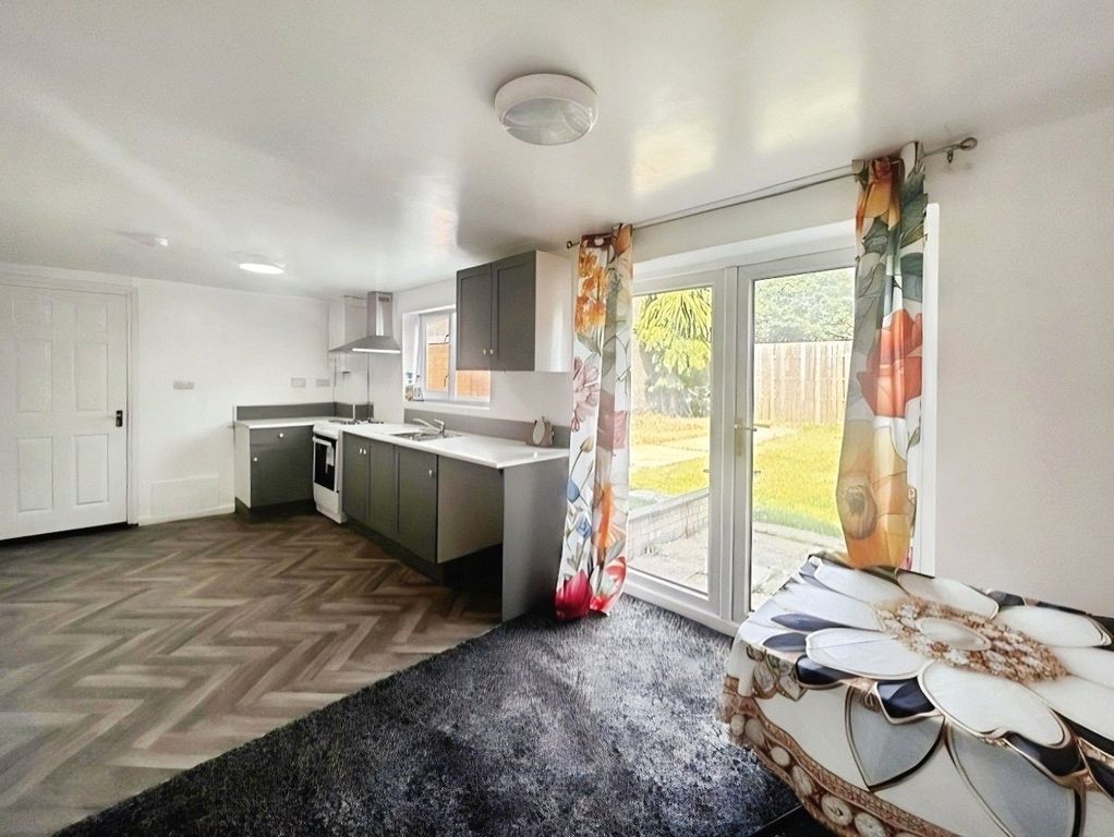 Property photo 3 of 10 Kitchen/Lounge