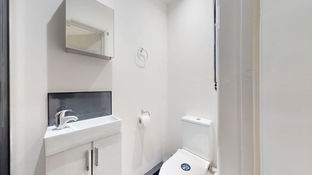 Property photo 3 of 9 Bathroom