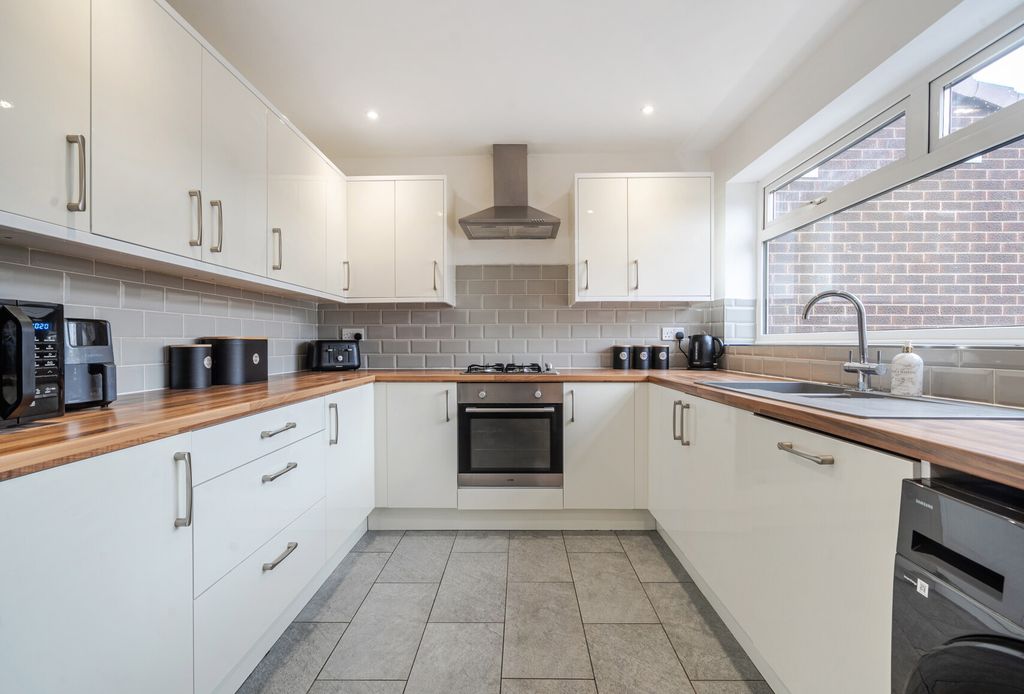 Property photo 3 of 14 1417665-12-699c36...