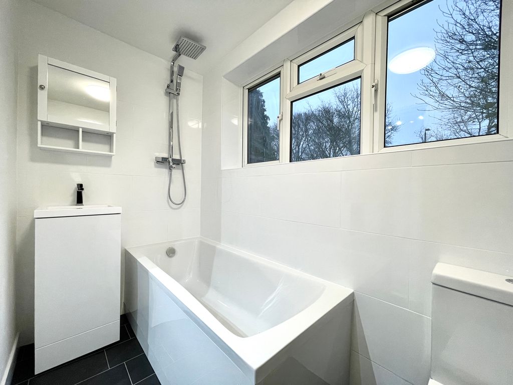 Property photo 1 of 12 Bathroom Aspect 1.Jp
