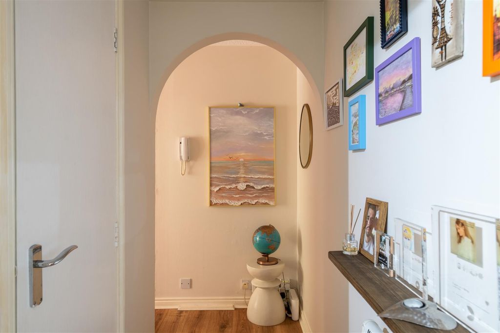 Property photo 2 of 15 Flat 4 11 Canons Close Internals -2.Jpg