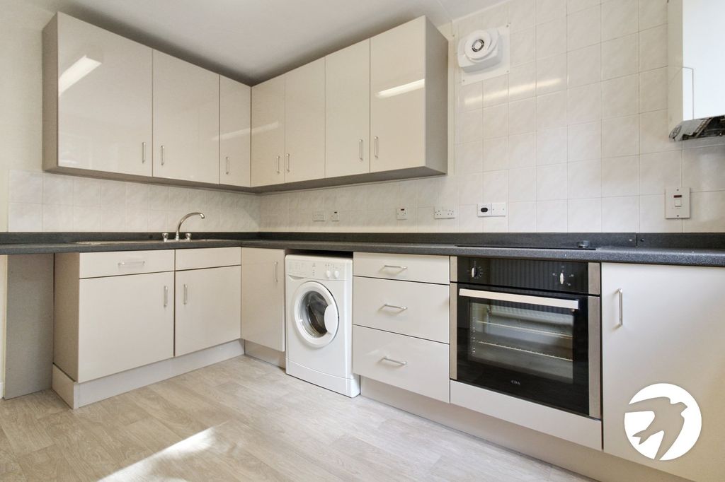 Property photo 3 of 11 Kitchen