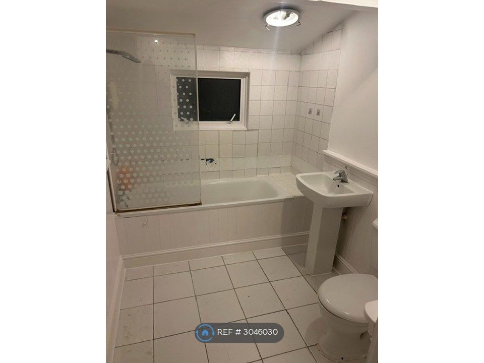 Property photo 2 of 12 Bathroom