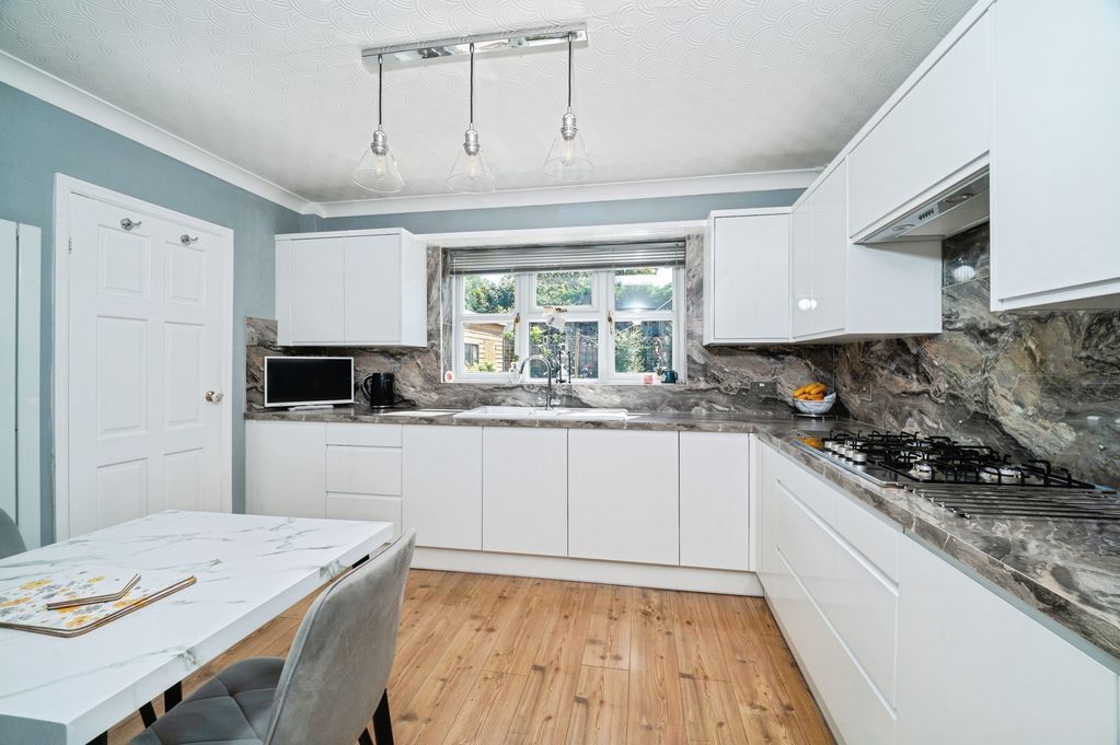 Property photo 2 of 18 Kitchen