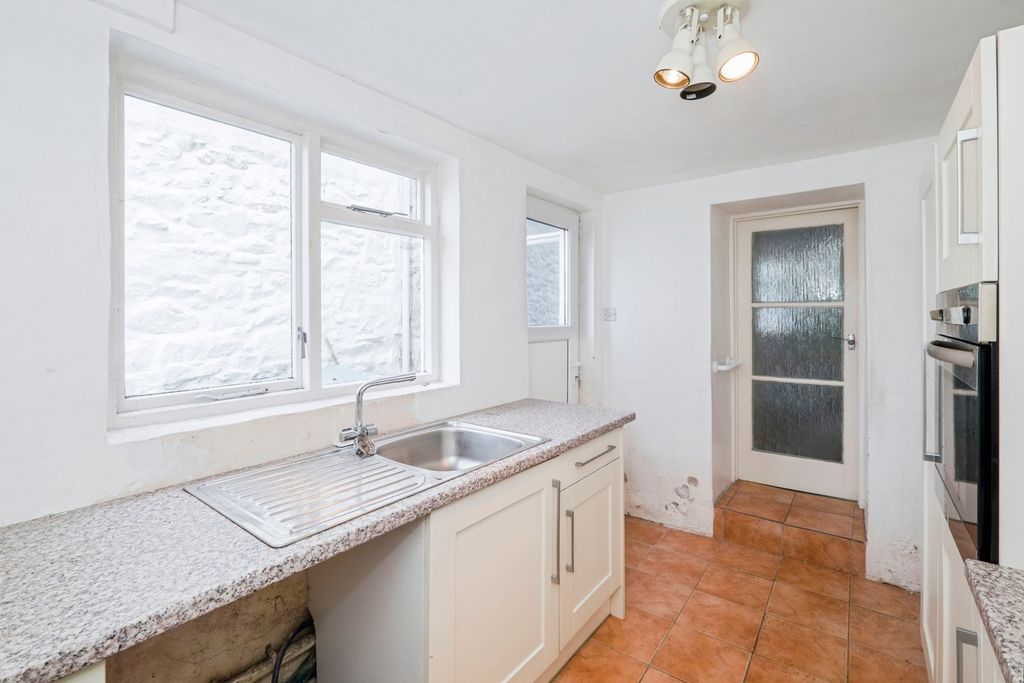 Property photo 3 of 14 Kitchen
