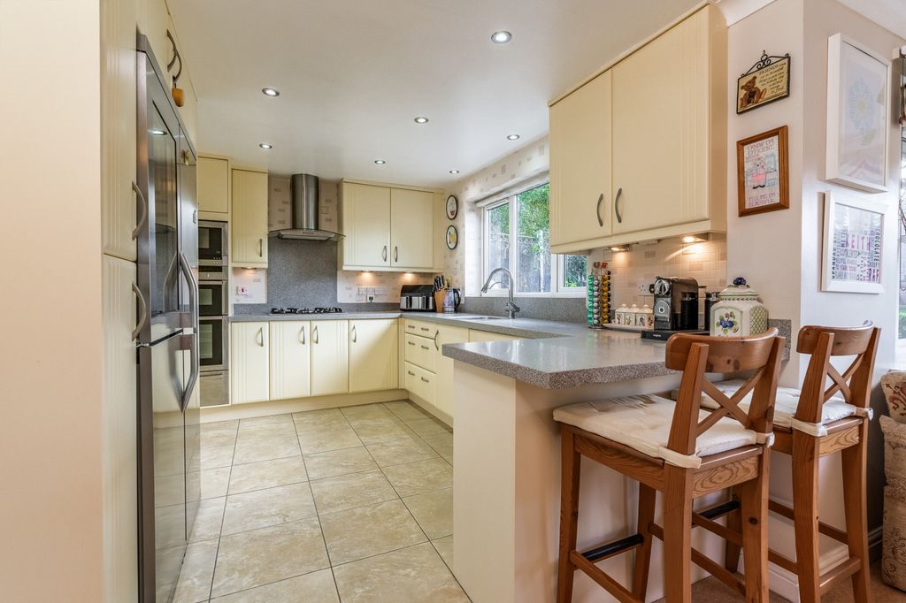 Property photo 2 of 34