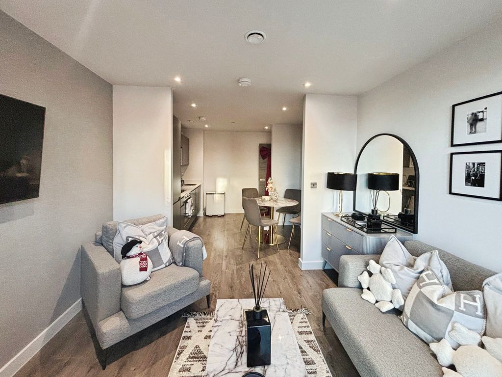 Property photo 3 of 23 Lounge