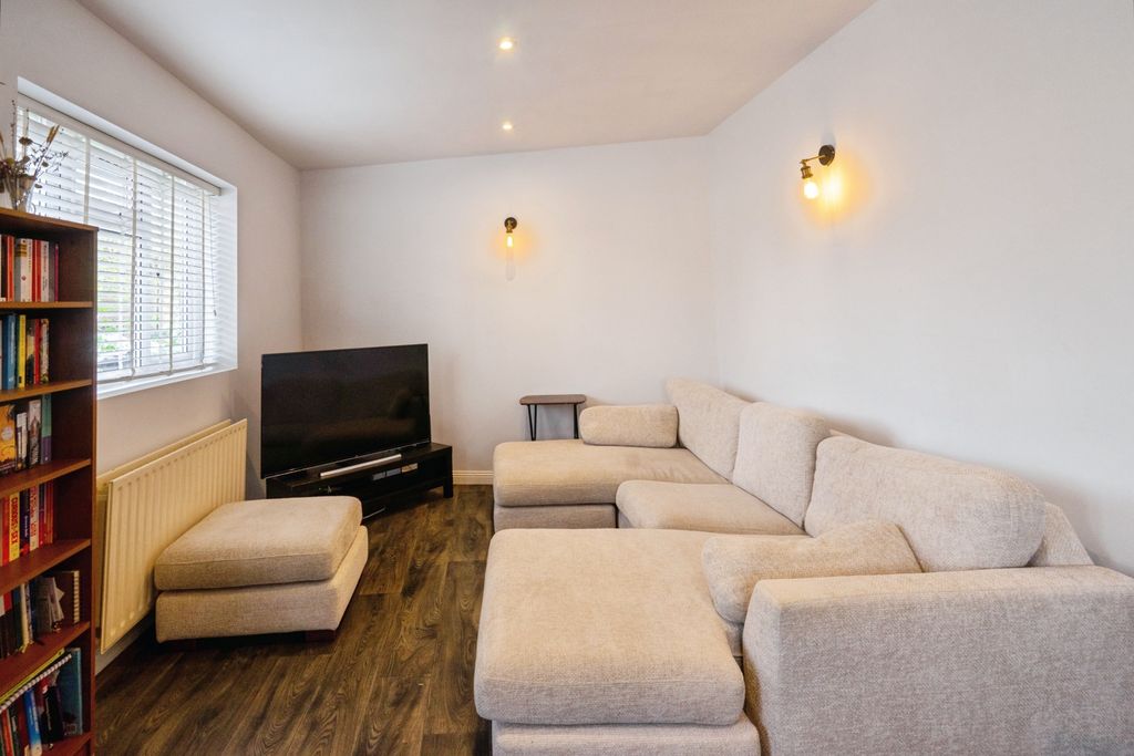 Property photo 3 of 12 Lounge