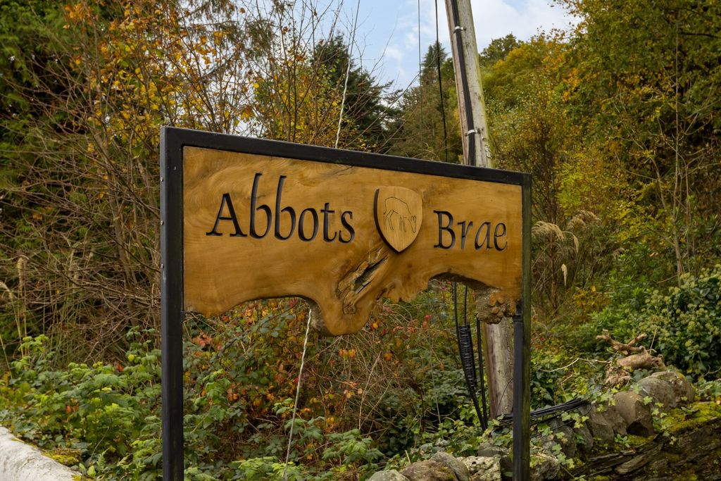 Property photo 3 of 34 Abbots Brae