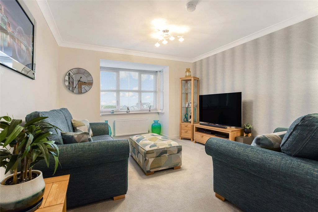 Property photo 3 of 22 Lounge