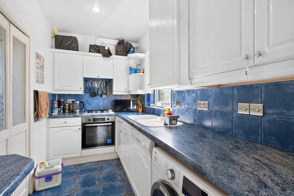 Property photo 3 of 19 Kitchen