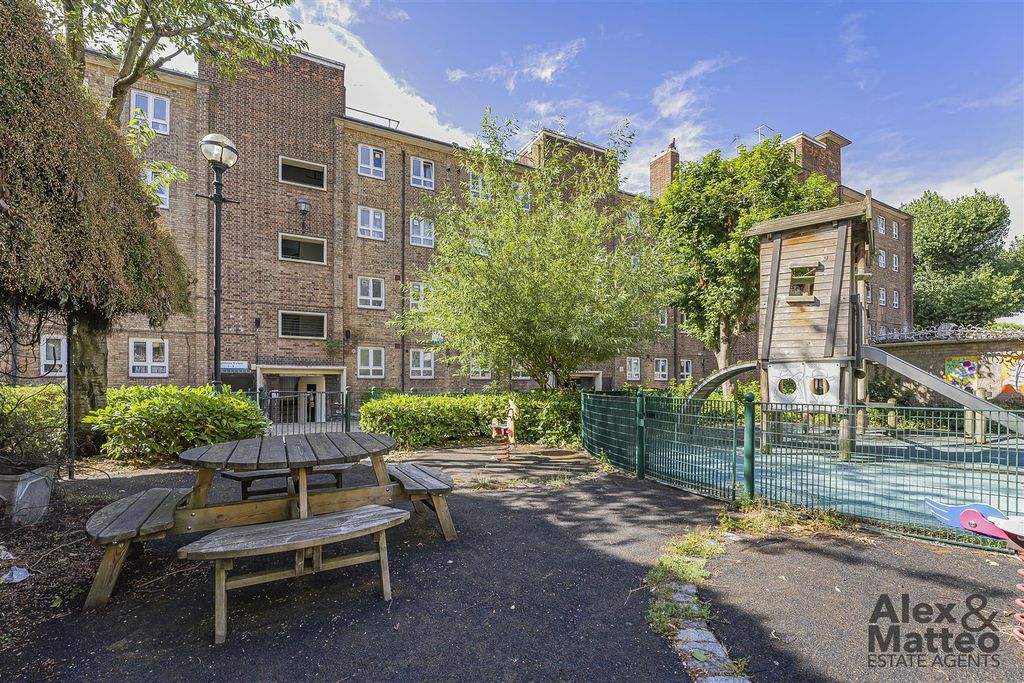 Property photo 1 of 18 Pynfold Estate