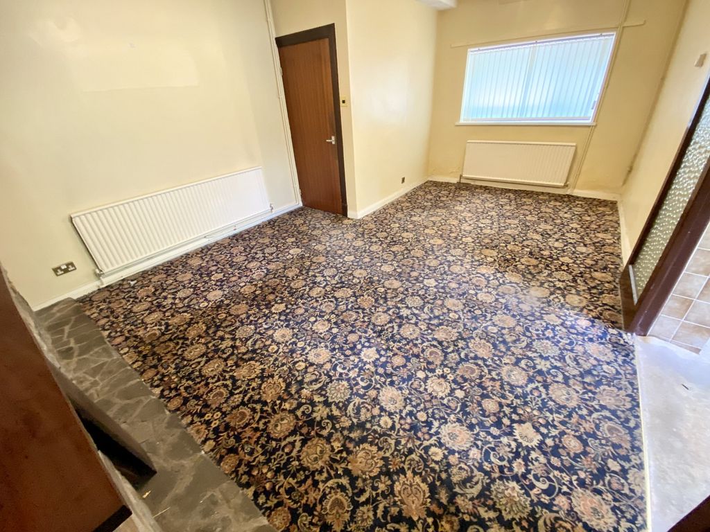 Property photo 3 of 13 Lounge