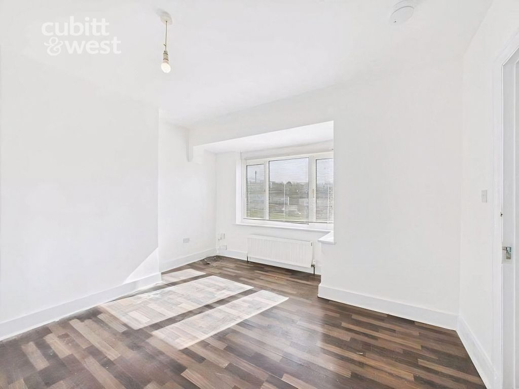 Property photo 2 of 16 Lounge