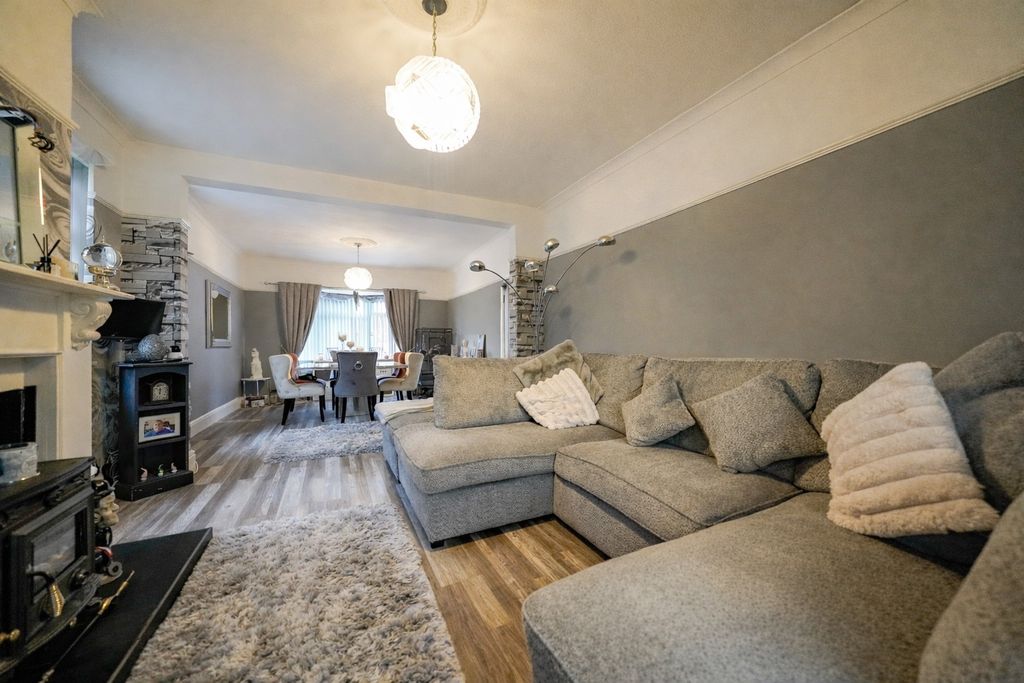 Property photo 3 of 29 Lounge 2