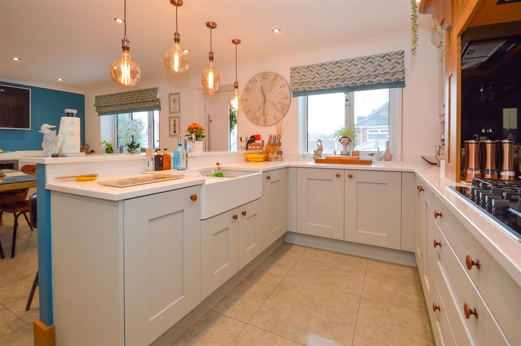 Property photo 2 of 20 Dining Kitchen