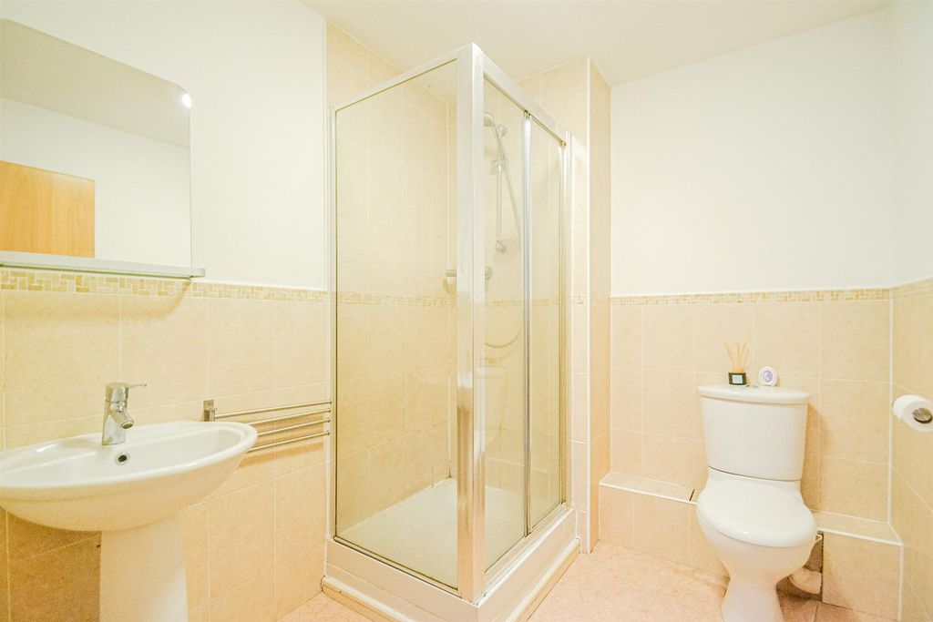 Property photo 3 of 9 Bathroom