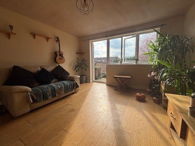 Property photo 2 of 12 Bedroom 1