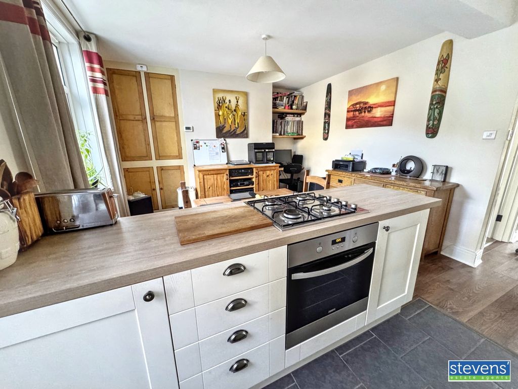 Property photo 2 of 15 Image00008