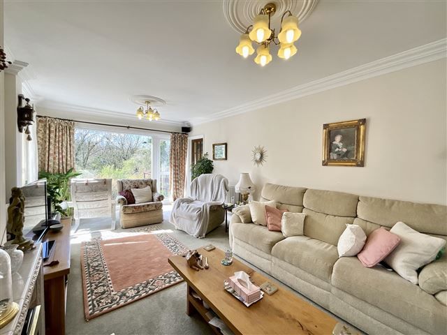 Property photo 3 of 20 Lounge