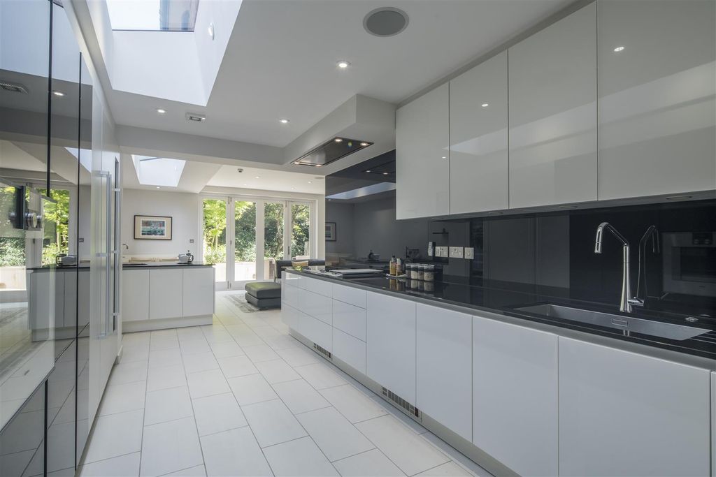 Property photo 3 of 12 Elm Tree Road,