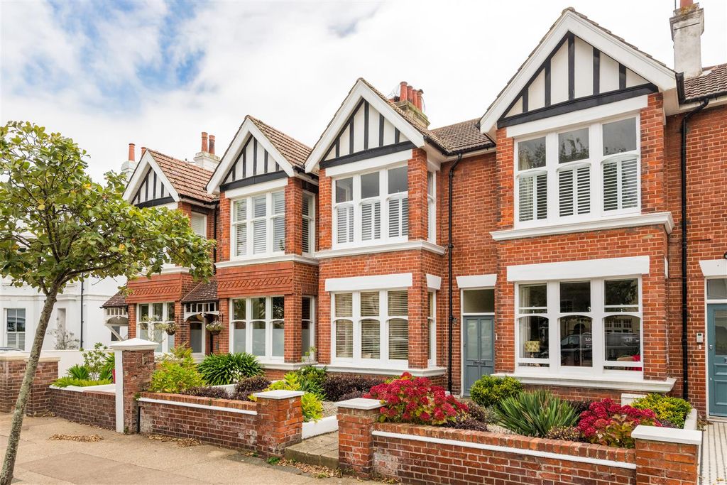 Property photo 1 of 24 Flat 1, 76 Walsingham Road-18.Jpg