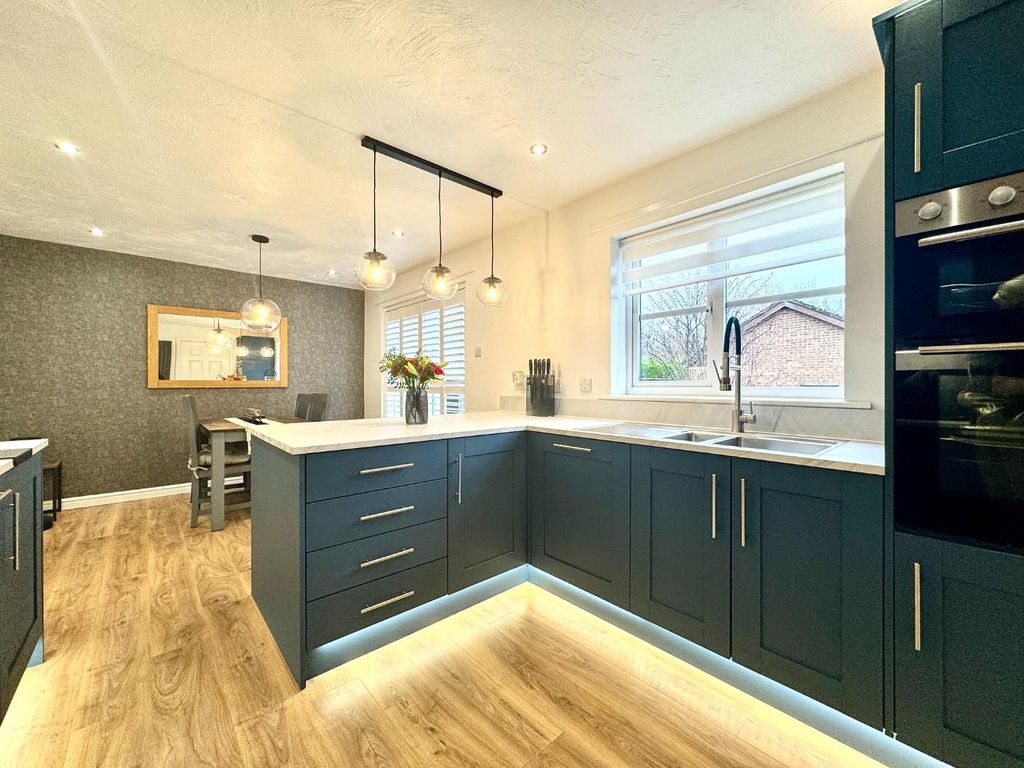 Property photo 3 of 16 Kitchen Diner