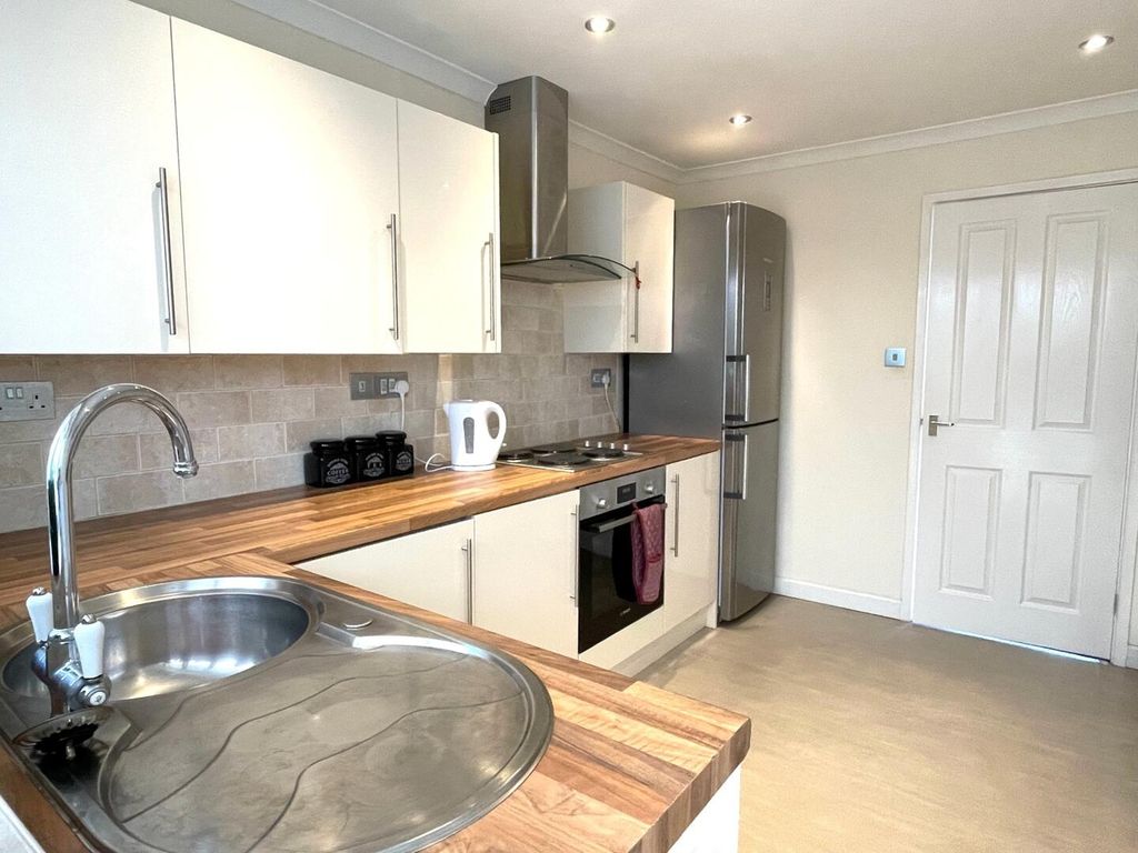Property photo 3 of 19 Kitchen
