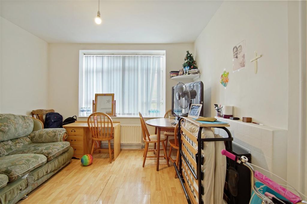 Property photo 3 of 7 Lounge