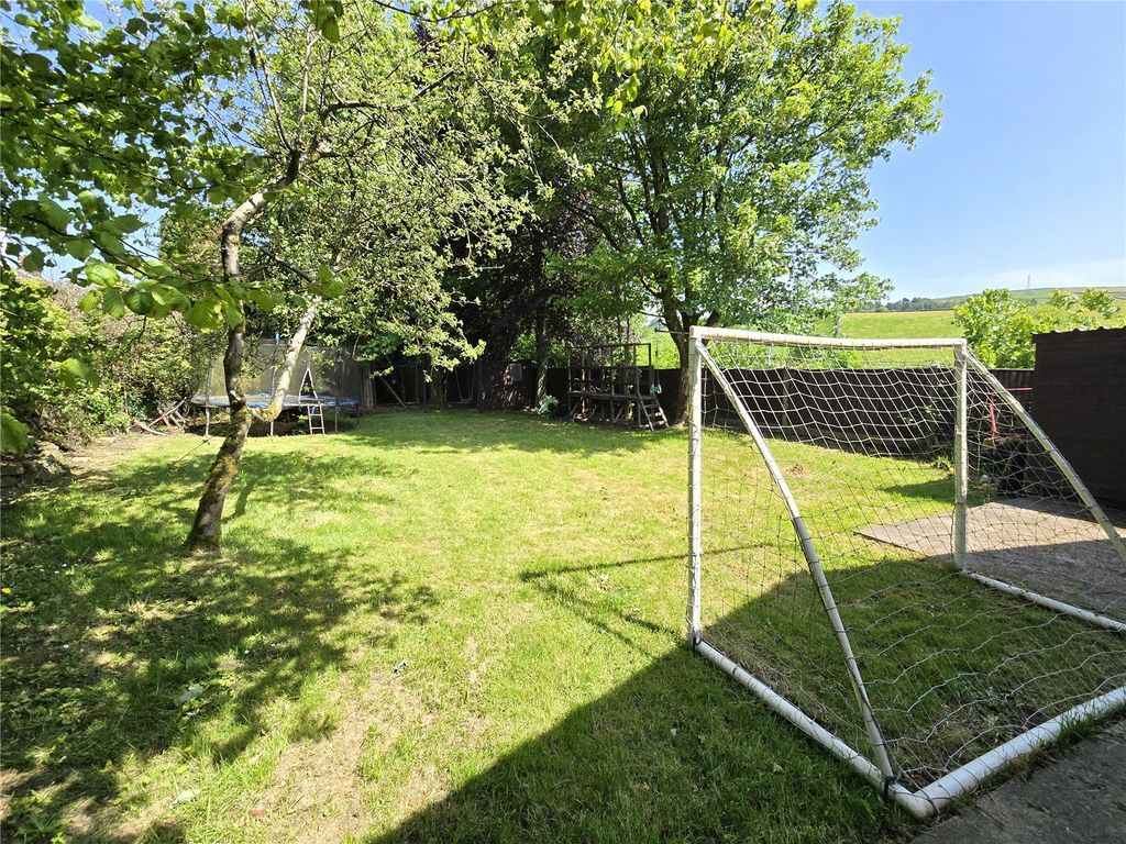 Property photo 2 of 21 Generous Lawn Garden